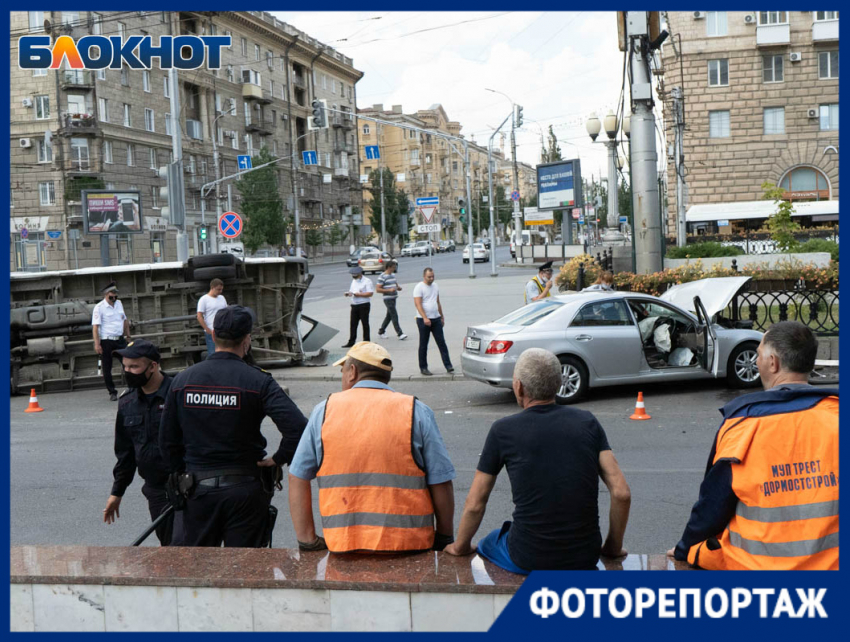 Последствия ДТП с маршруткой №110 в центре Волгограда в объективе фотографа