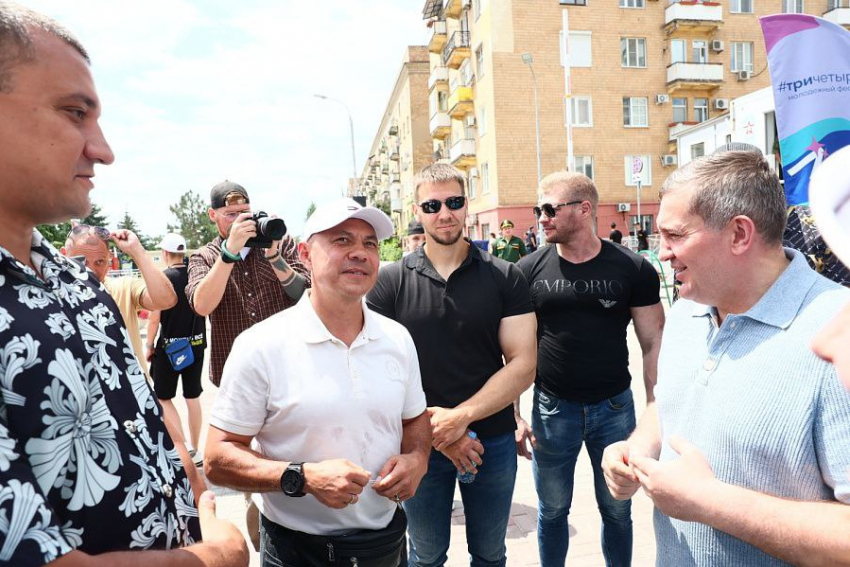 Андрей Бочаров прогулялся с Костей Цзю и Кевином Джонсоном по Волгограду