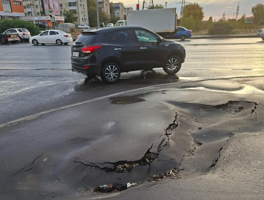 «Ждут, когда сломаем ноги»: огромный провал образовался после дождя у проезжей части в Волгограде 