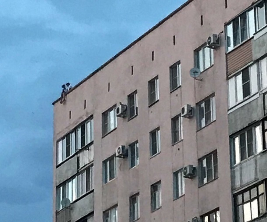 Волгоградцев пугают гуляющие по крышам многоэтажек подростки