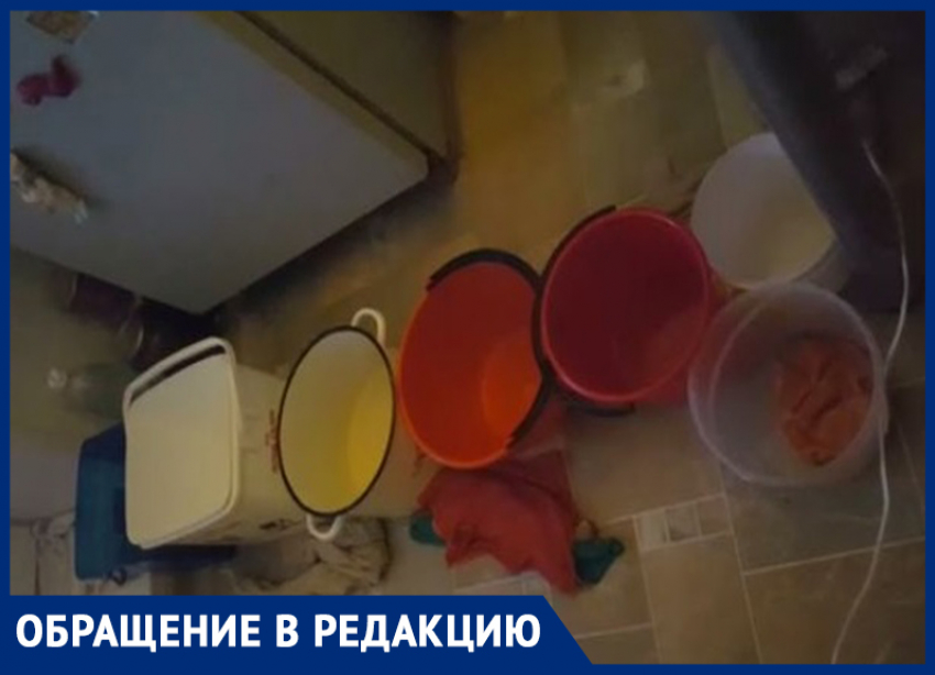 «Десятки тазиков, но вода течет даже через розетки», - волгоградка боится за жизнь мамы