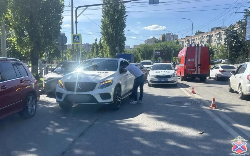 18-летняя девушка на Mercedes сбила 11-летнюю в центре Волгограда 