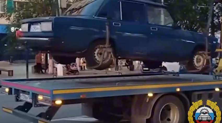 Двадцать автомобилей эвакуировали в Волгограде после тайного контроля 