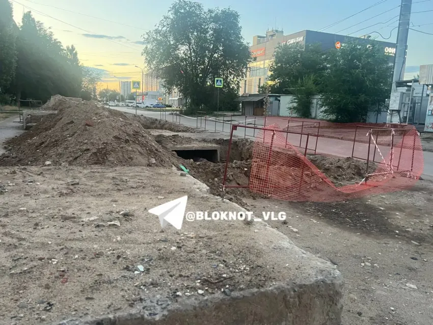 Зияющая дыра с оголенными трубами появилась на месте раскопок на юге Волгограда 