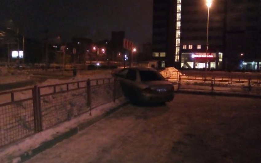 Автомобилист протаранил ограждение напротив ТРК «Европа» в центре Волгограда 