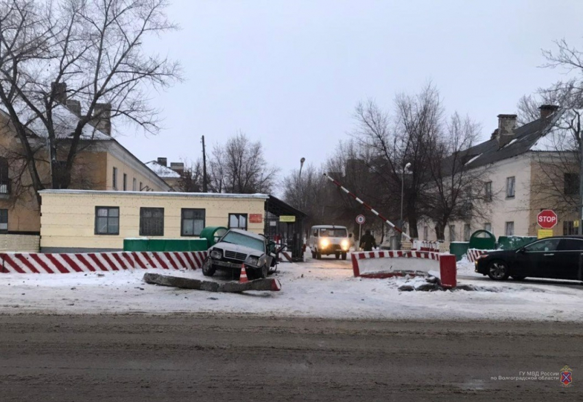 Mercedes врезался в КПП: 11-летняя школьница и двое взрослых в больнице под Волгоградом