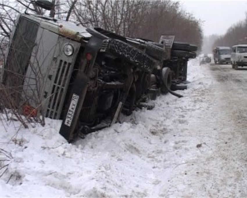 На трассе Волгоград-Москва в ДТП с Volvo пострадал водитель КамАЗа