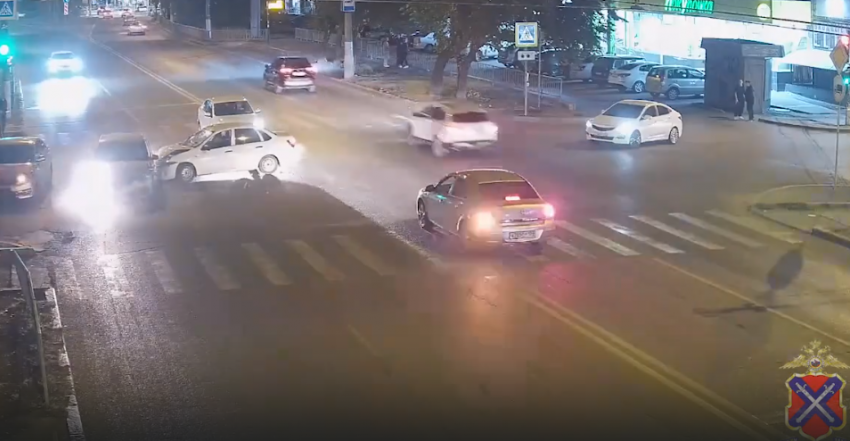 Жесткое столкновение Renault и «Лады» в Волгограде попало на видео: пострадал мужчина 