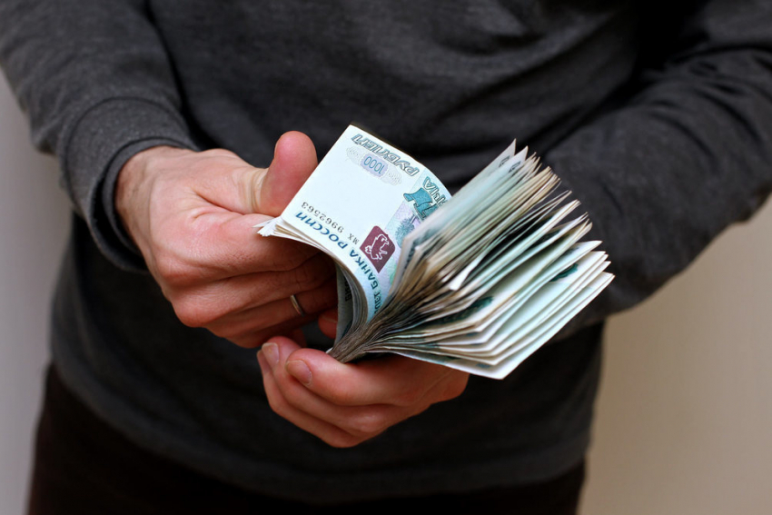  В Волгограде чиновник попался на взятке в 300 тысяч рублей