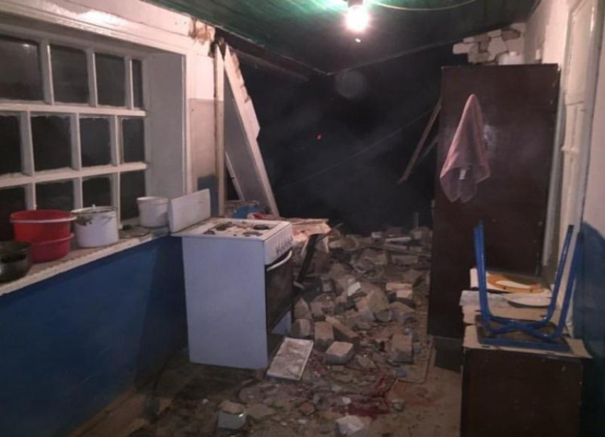 Разрушены кухня, прихожая и беседка: подробности жуткого наезда нетрезвых супругов на Chevrolet Niva на дом в Волгоградской области