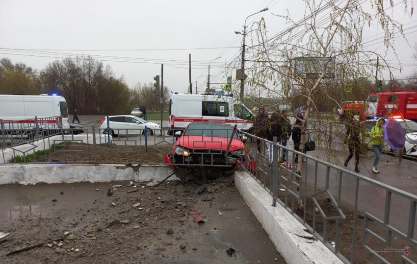 Жесткое ДТП в Кировском районе: водитель Audi сбил женщину и врезался в забор