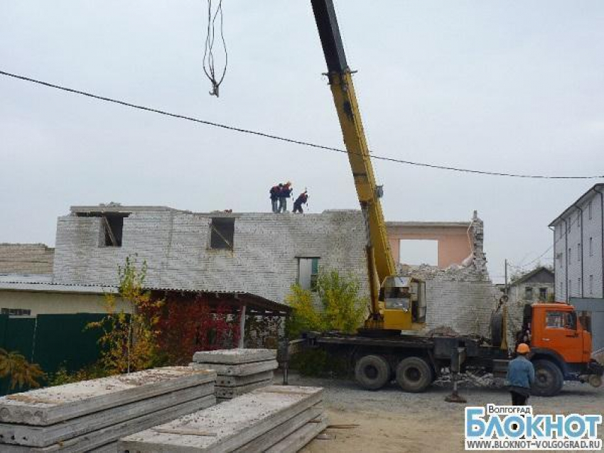 Судебные приставы в Волгограде сносят пристройку к автосервису