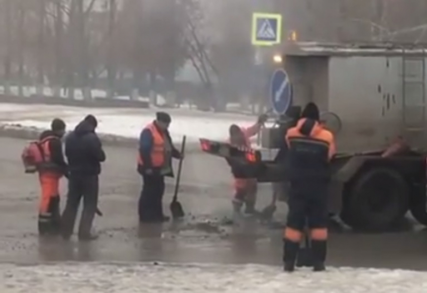 Укладывание асфальта в лужи стало «экстренной мерой» в Волгограде