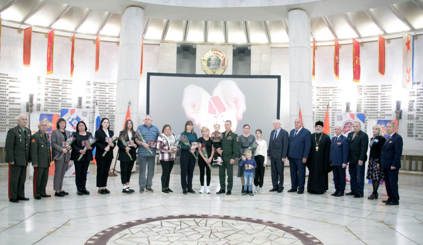 В Волгограде родным погибшим на Украине военным передали высокие награды