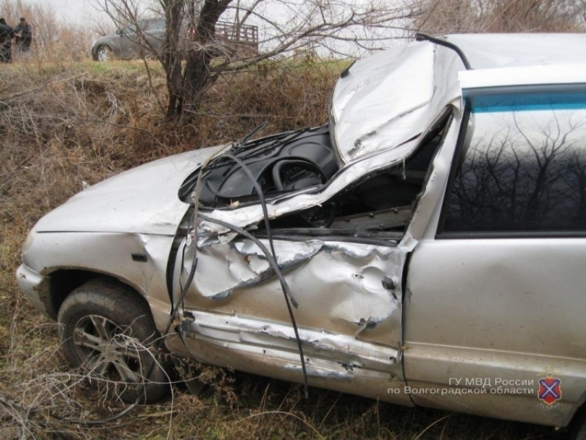 Под Волгоградом из-за трактора перевернулась Niva Chevrolet: пострадала 27-летняя девушка