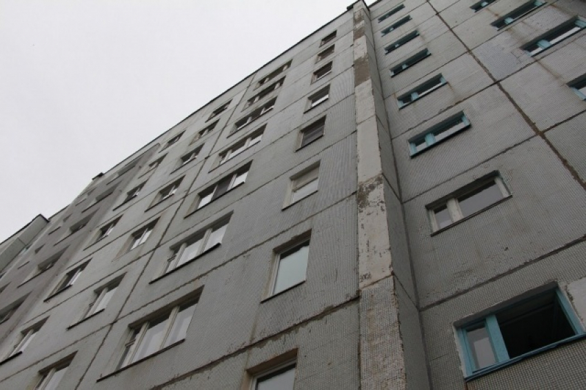 16-летний подросток выпал с 7-го этажа многоквартирного дома в Волгограде