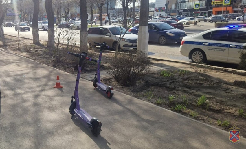 Электросамокатчик сбил волгоградца напротив здания Арбитражного суда