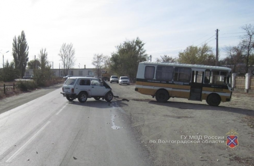 Под Волгоградом работник похоронного бюро на автобусе врезался в «ВАЗ": пострадал парень 