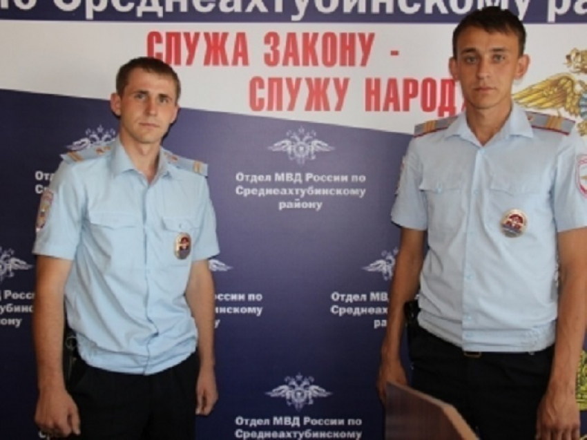 Двое полицейских на пожаре под Волгоградом спасли мужчину