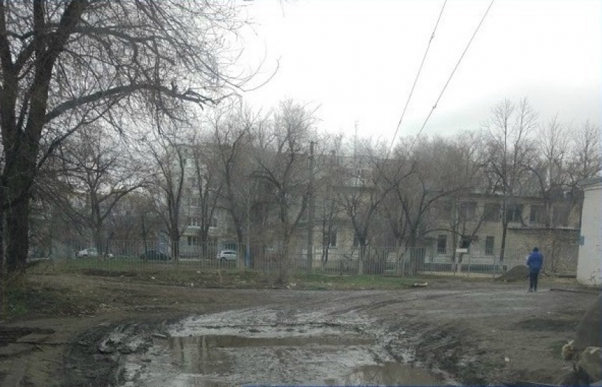 Денег нет, но вы держитесь: в Волгограде не могут облагородить территорию возле школы