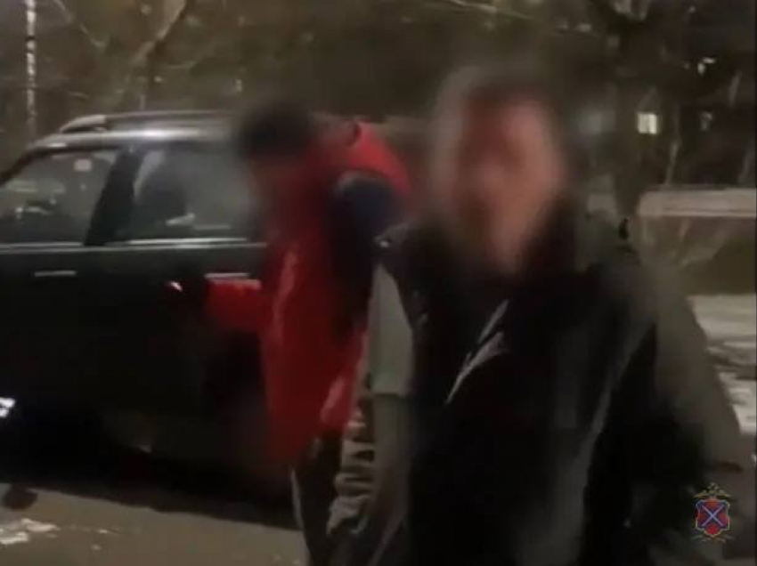 Погром с куском трубы в руках устроил из-за парковки разъяренный волгоградец: последствия впечатляют