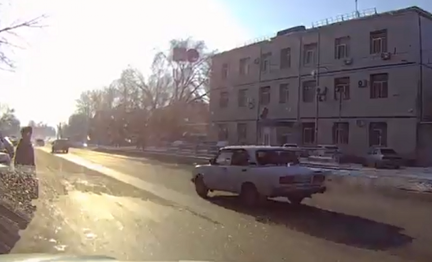 Дорожный беспредел в Волгограде: 8 авто пронеслись на скорости мимо пешеходов на «зебре»