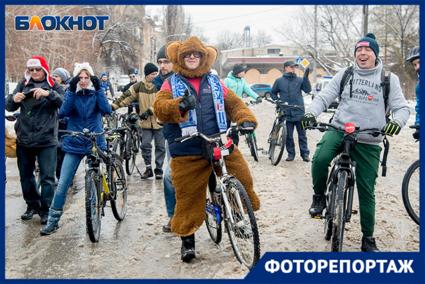 Сотни волгоградцев вышли на зимний велопарад