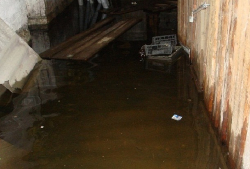 На юге Волгограда в подвале многоэтажки утонул человек