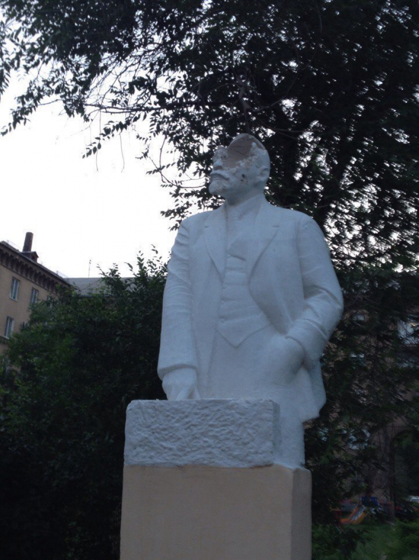 Вандалы «пробили» голову вождю Ленину в Волгограде