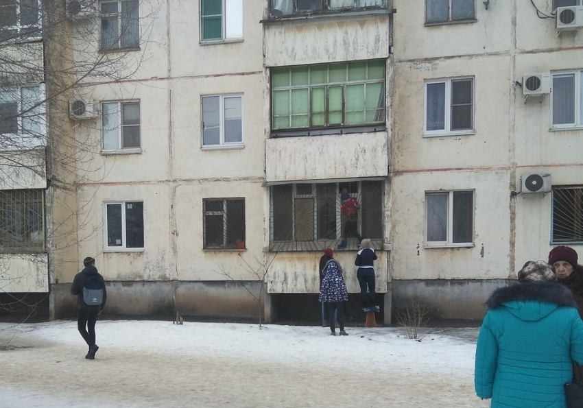 В Волжском очевидцы заметили ребенка между окном и решеткой