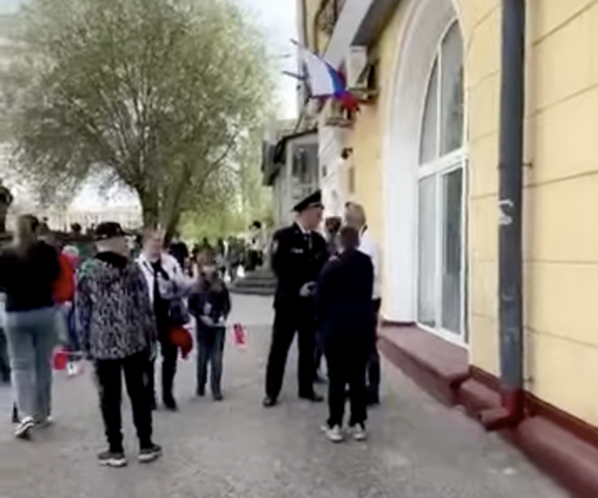 В Волгограде проверяют попавший на видео конфликт полицейского и прохожего с ребенком