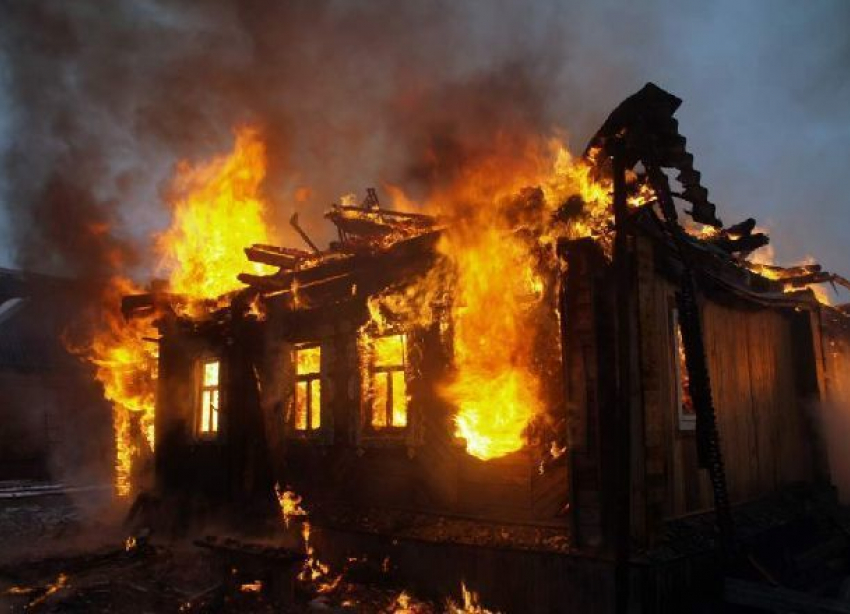 Мужчина сгорел заживо в своем доме под Волгоградом 