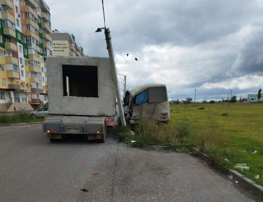 КамАЗ расплющил пассажирский автобус под Волгоградом