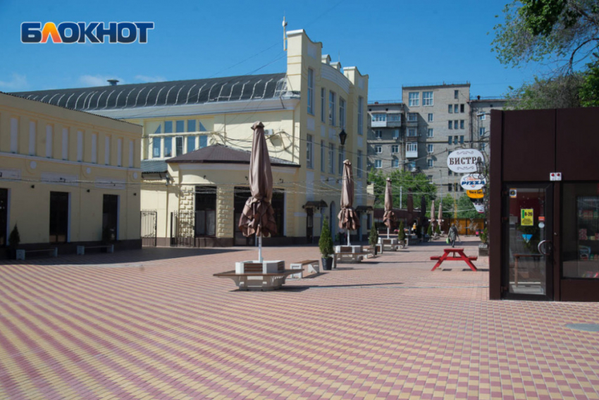 На площади Центрального рынка Волгограда массово грабили подростков