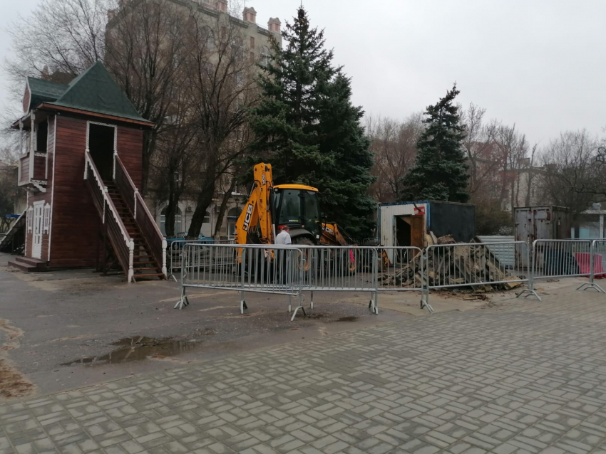 В Волгограде начали реконструкцию Комсомольского сада с укладки плитки