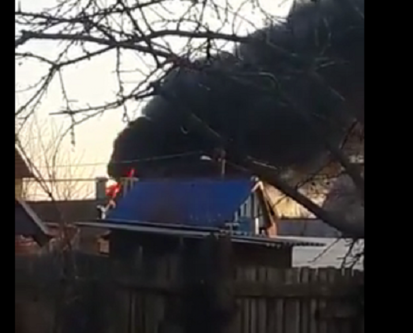 Загоревшиеся баки с бензином под Волгоградом попали на видео