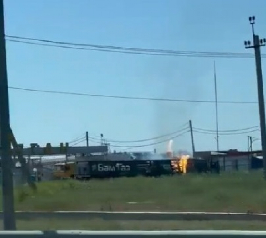 На метановой заправке в Волгоградской области крупный пожар: очевидцы
