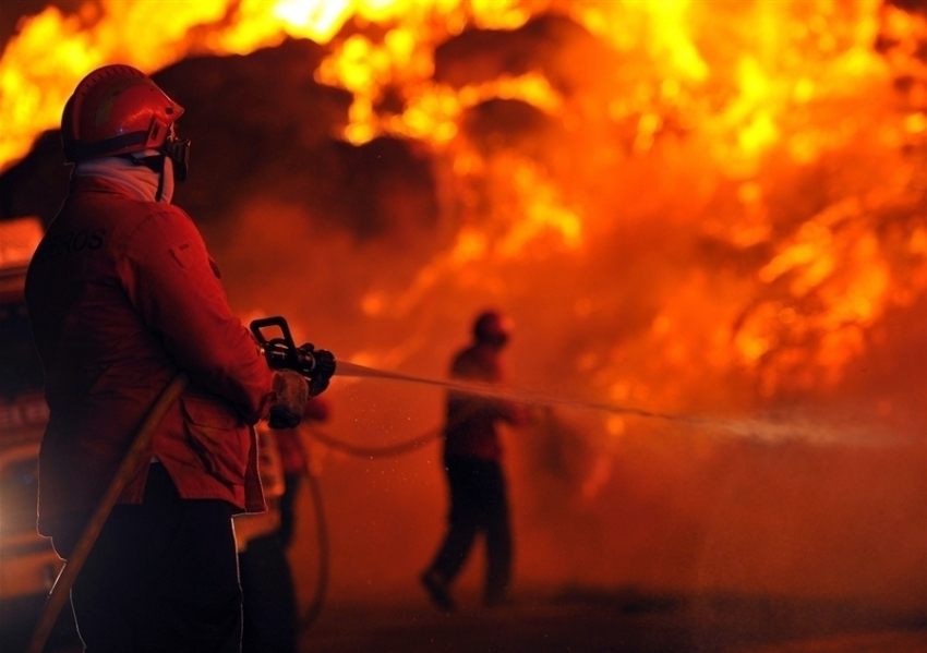 Волгоградские спасатели вынесли из огня женщину и эвакуировали 10 человек