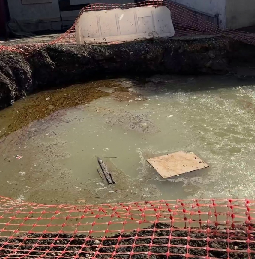 «А если кто утонет?»: страшная яма образовалась в Волгограде