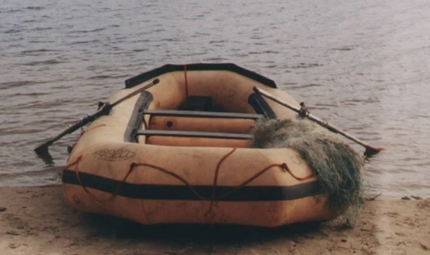Волгоградец погиб на надувной лодке в Средней Ахтубе