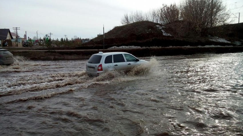 В четырех районах Волгоградской области автодороги ушли под воду