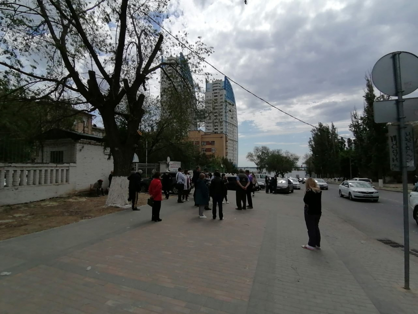 В Волгограде из-за угрозы взрыва эвакуируют школы, больницы, гостиницы, вузы, пенсионные фонды, налоговые