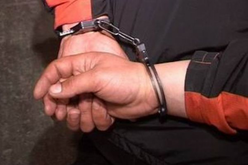 В Волжском вор-рецидивист избил и ограбил 20-летнюю студентку 