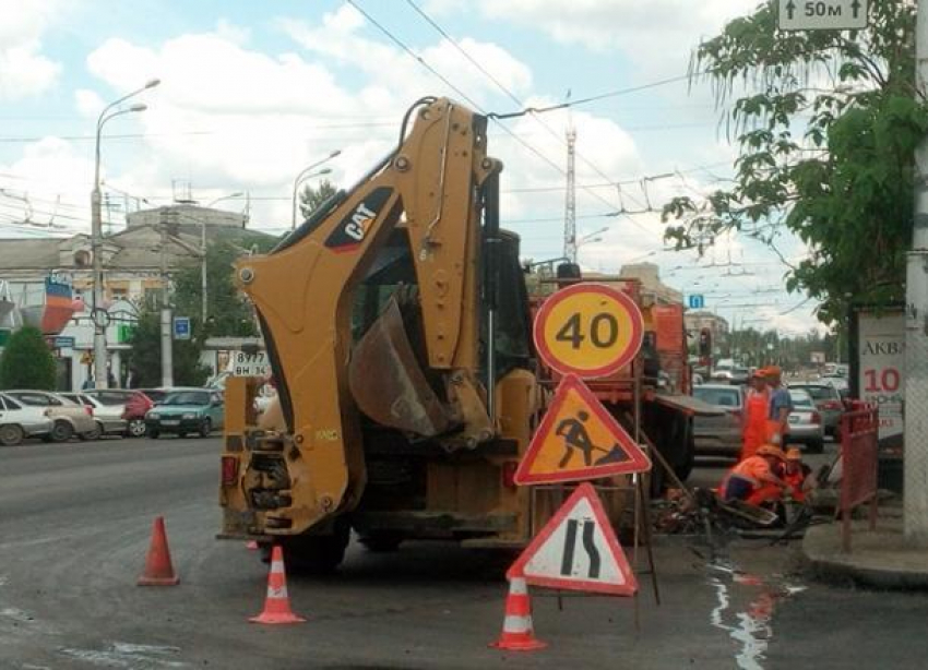 В центре Волгограда круглосуточно ремонтируют улицу Краснознаменскую