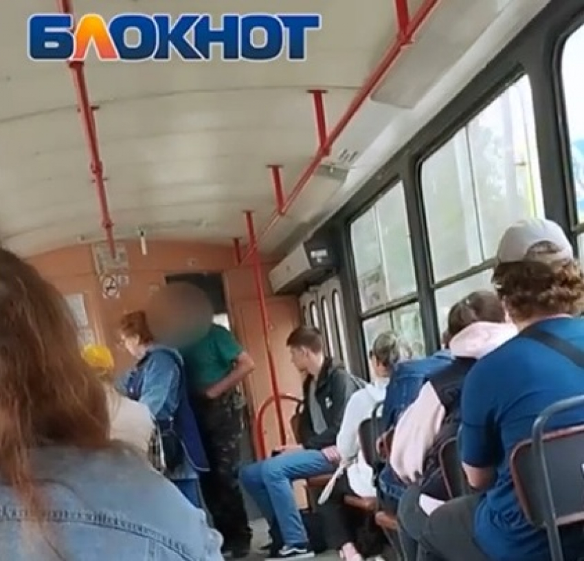 Серийного транспортного онаниста сняли на видео в трамвае в Волгограде