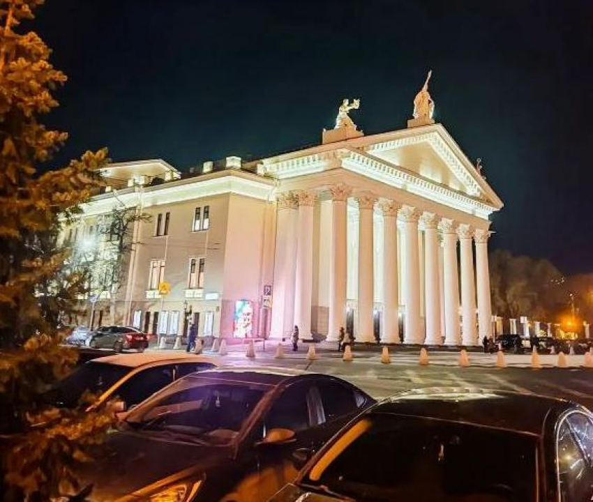 Без икры, бренди и пирожных оставили театралов в Волгограде