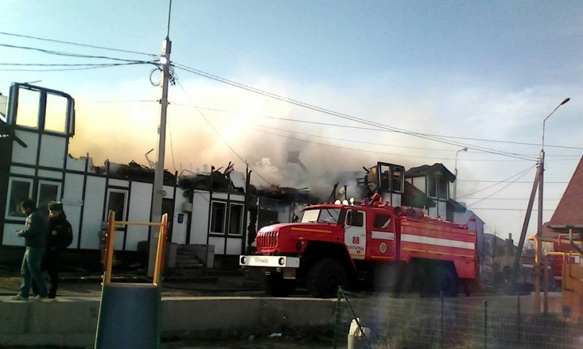 Спасатели потушили таунхаус в Советском районе Волгограда