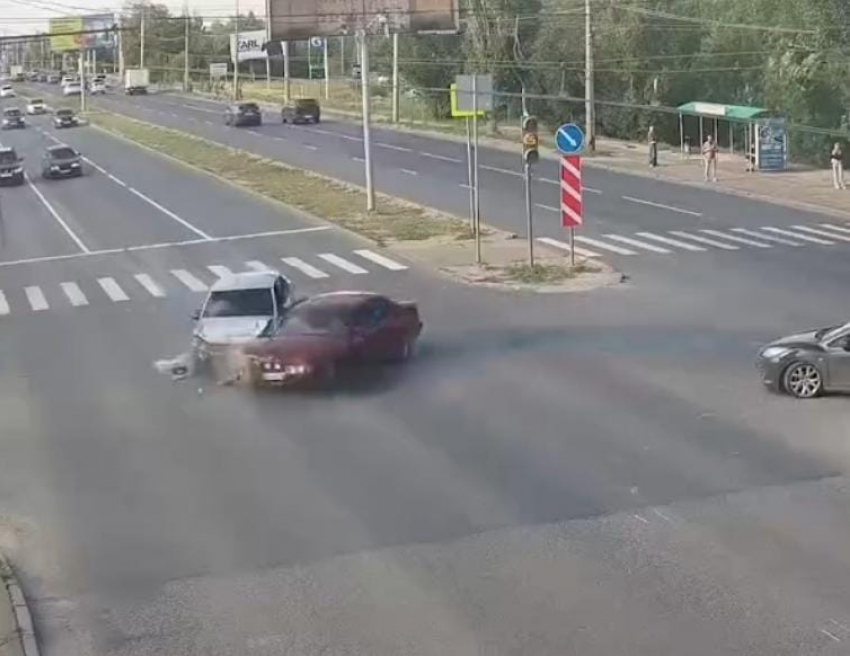 Жесткое столкновение двух легковушек в Волгограде попало на видео 