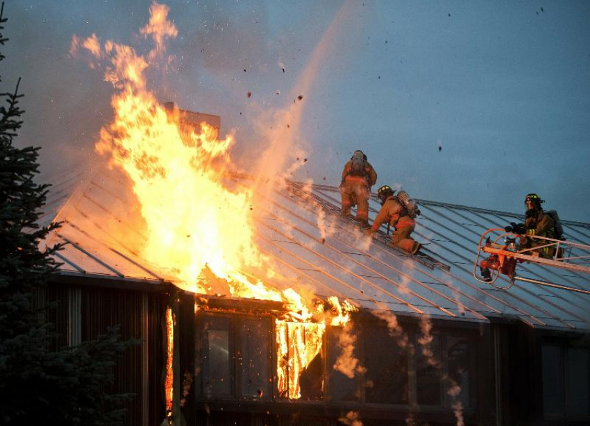Мужчина и женщина не смогли выбраться из горящего дома в Волгоградской области