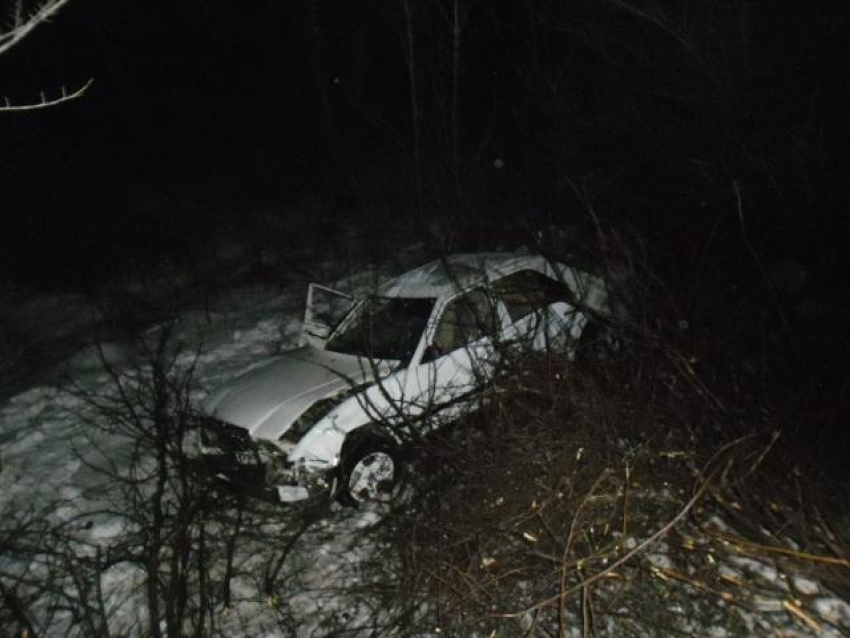 В Волгоградской области «Мерседес» с 5 людьми опрокинулся в кювет